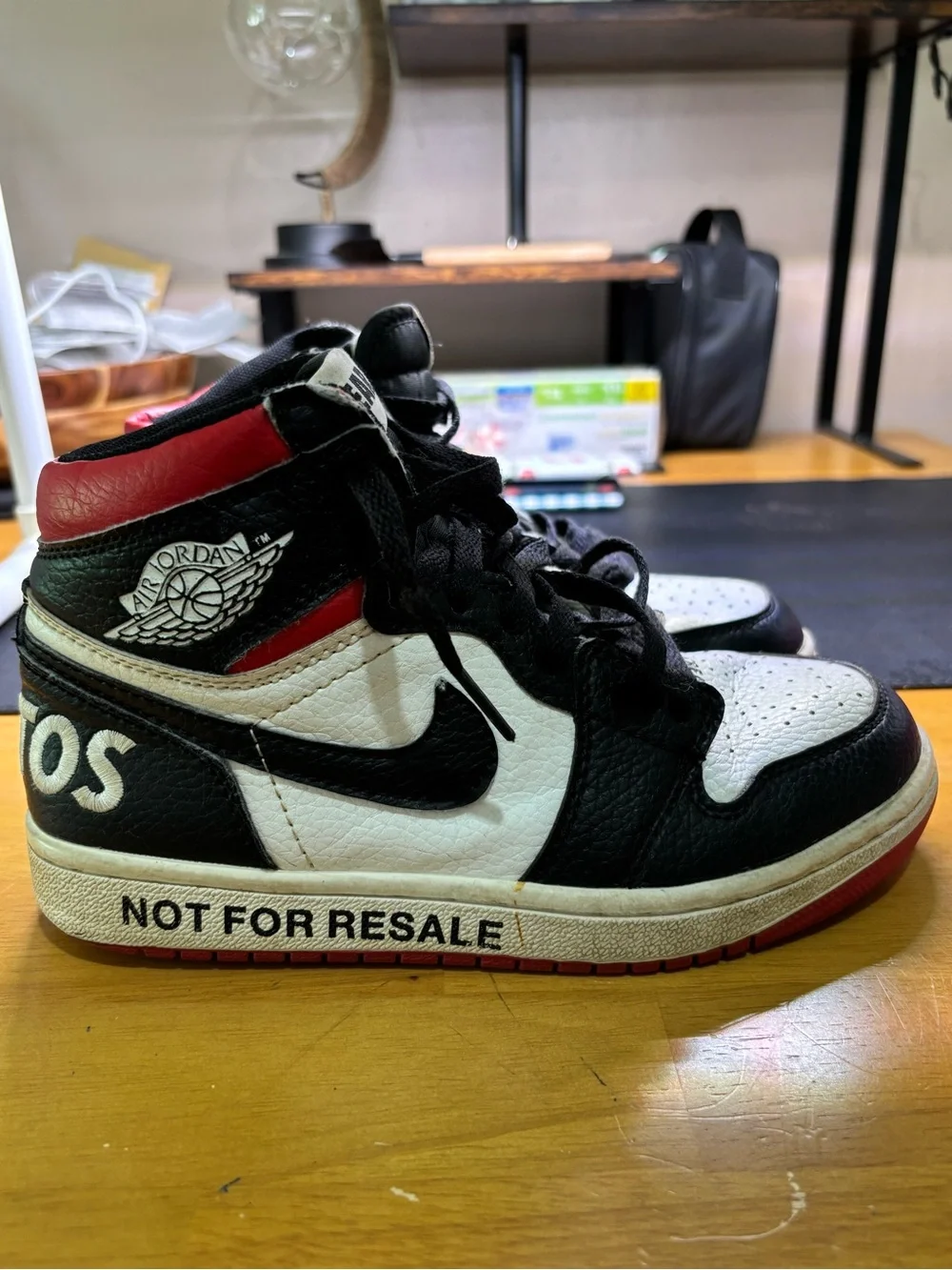 NIKE AIR JORDAN 1 YOUTH SNEAKERS.